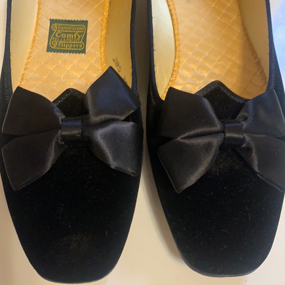 DANIEL GREEN BLACK VELVET LOAFERS SLIPPERS COMFY ELEGANT BOWS HOLIDAY VELOUR